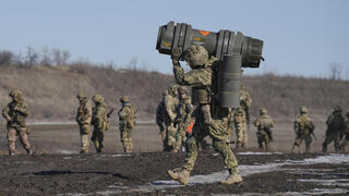 צבא אוקראינה חייל נושא נשק נגד טנקים תרגיל מתיחות עם רוסיה