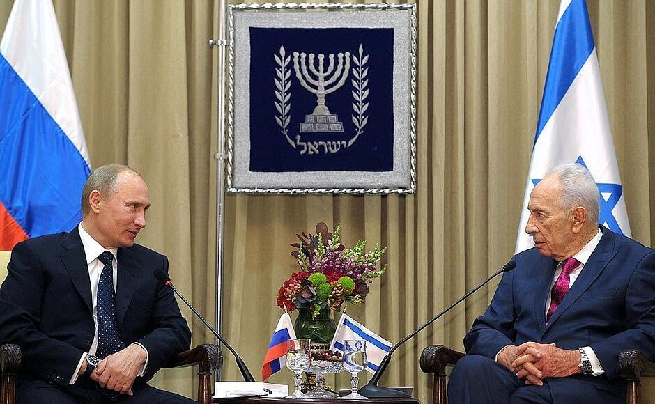 Владимир Путин и Шимон Перес на встрече в Москве 25 июня 2012 года