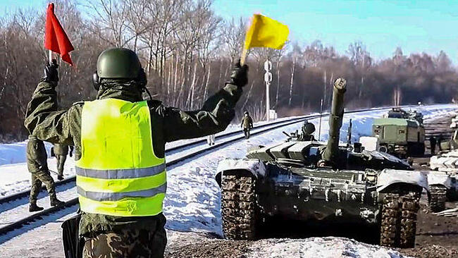 טנקים של צבא רוסיה לכאורה חוזרים לבסיסים אחרי תרגיל באזור וורונז' ליד גבול אוקראינה