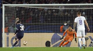 ליאו מסי בועט את הפנדל