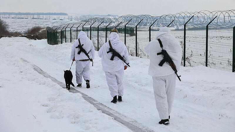 חיילים במשמר הגבול של אוקראינה גבול רוסיה בקרבת העיר האוקראינית חרקוב