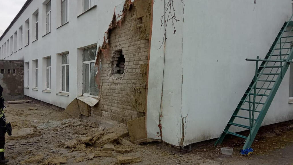 A school building hit by shelling on Thursday, according to Ukraine officials (Photo: Reuters) מזרח אוקראינה גן ילדים שלדברי הצבא האוקראיני נפגע ב הפגזה שביצעו המורדים