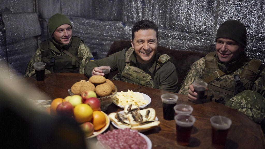 Президент Украины Владимир Зеленский с защитниками Киева (Фото: EPA) נשיא אוקראינה וולודימיר זלנסקי