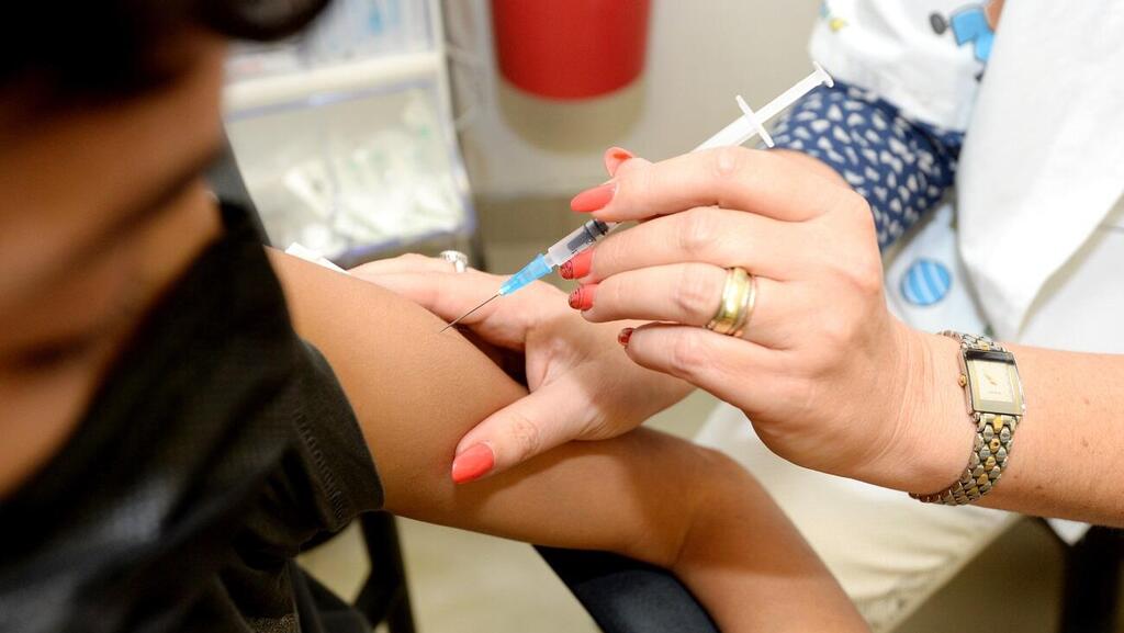COVID vaccine being administered (Photo: Kobi Cuencas) חיסון קורונה