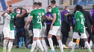 שחקני מכבי חיפה חוגגים עם עומר אצילי