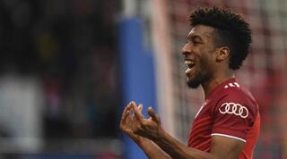 קינגסלי קומאן חוגג