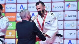 ברוך שמאילוב מקבל את המדליה מחילי טרופר