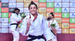 תמנע נלסון לוי עם המדליה