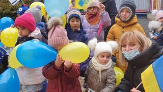 עם צבעי הדגל המקומי. ילדים יהודים באוקראינה