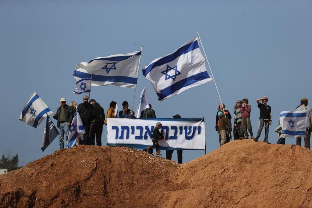 2 הפגנות דו צדדיות בצומת תפוח - הקמת מאחז באביתר