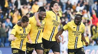 שחקני מכבי נתניה חוגגים עם איגור זאלטנוביץ'