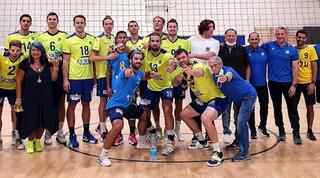 שחקני מכבי ת"א חוגגים ניצחון