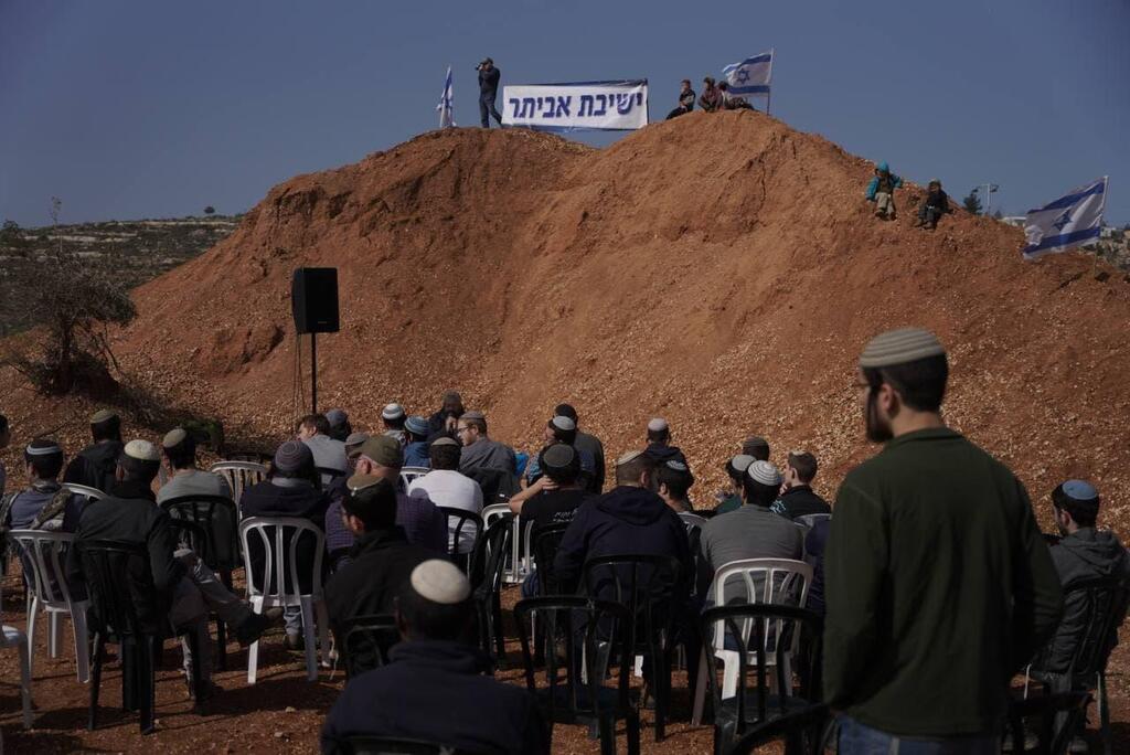 2 הפגנות דו צדדיות בצומת תפוח - הקמת מאחז באביתר