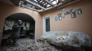 כפר ב מזרח אוקראינה שנפגע בחילופי האש בין הצבא ל בדלנים