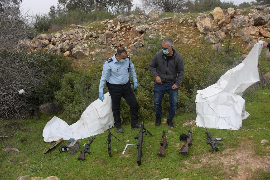 Police seizing some of the decommissioned weapons stolen from the Golani Memorial Site And Museum in northern Israel, February 19, 2022 (Photo: Israel Police) המשטרה תפסה את הנשקים שנגנבו ממוזיאון גולני