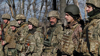 חיילים של צבא אוקראינה באזור שהופצץ בחבל דונבאס