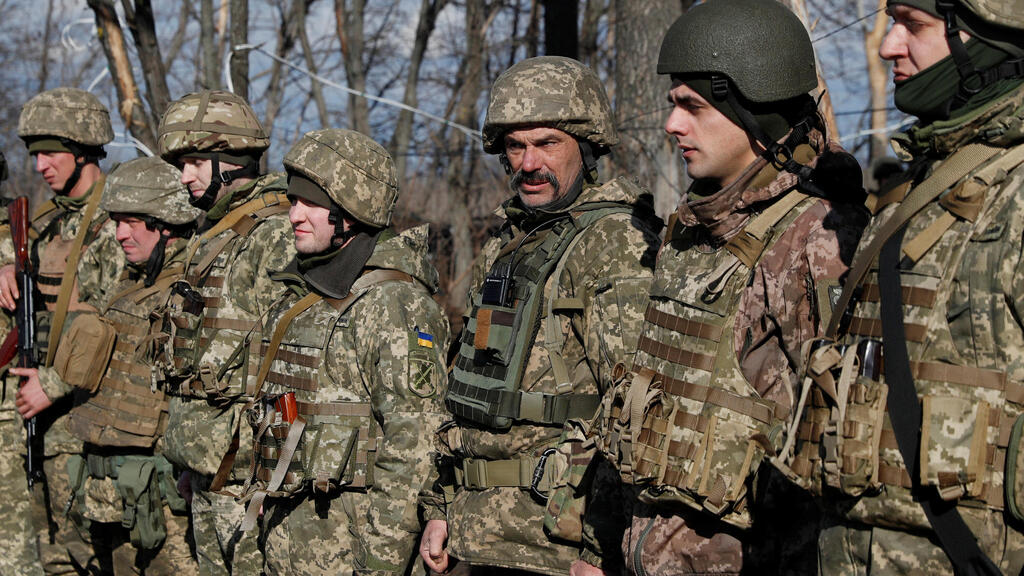 חיילים של צבא אוקראינה באזור שהופצץ בחבל דונבאס