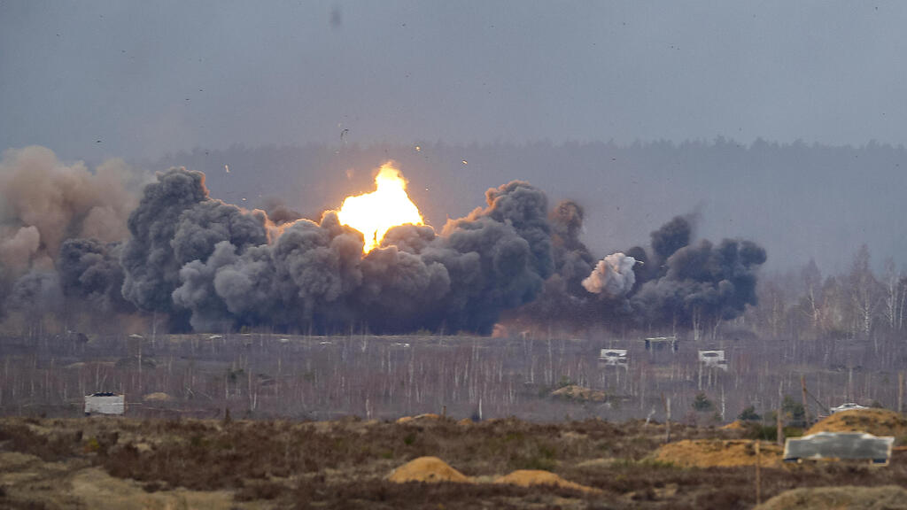 מטוסים מטילים פצצות בתרגיל צבאי של רוסיה ובלרוס