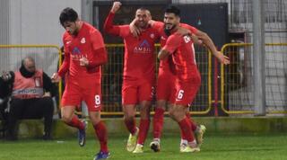 שחקני אשדוד חוגגים עם מוחמד כנעאן