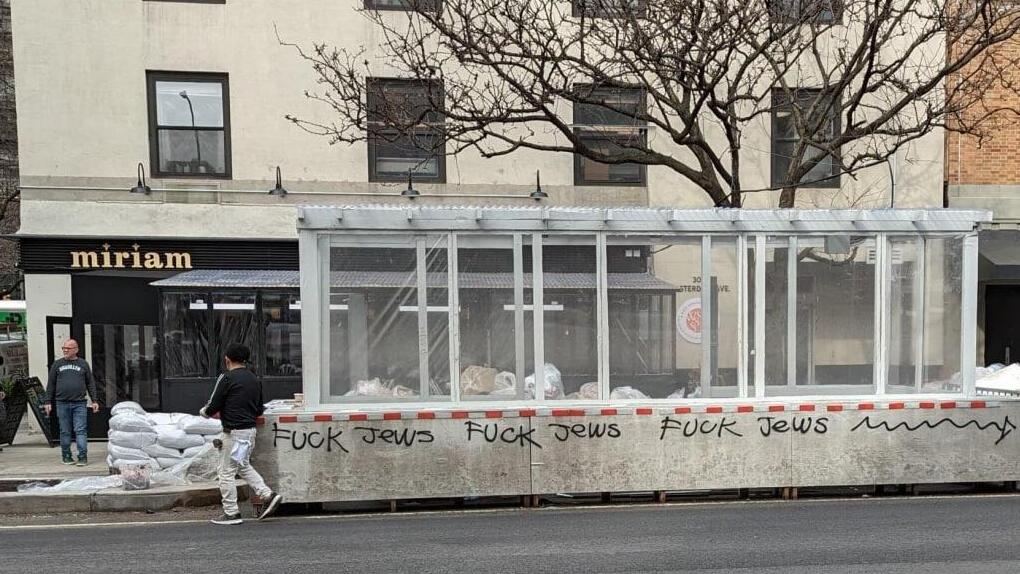 Anti-Semitic graffiti daubed in front of Israeli-owned Manhattan restaurant Miriam, New York City, New York, February 17, 2022 (Photo: Twitter) הכתובות נגד היהודים בחזית המסעדה