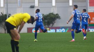 שחקני מכבי פ"ת חוגגים על אלסאנה דומביה, חן עזרא מאוכזב