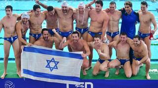שחקני נבחרת ישראל בכדורמים חוגגים את ההעפלה לאליפות אירופה