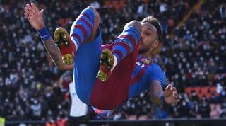 פייר אמריק אובמיאנג עושה סלטה