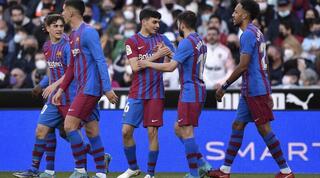 פדרי חוגג עם שחקני ברצלונה