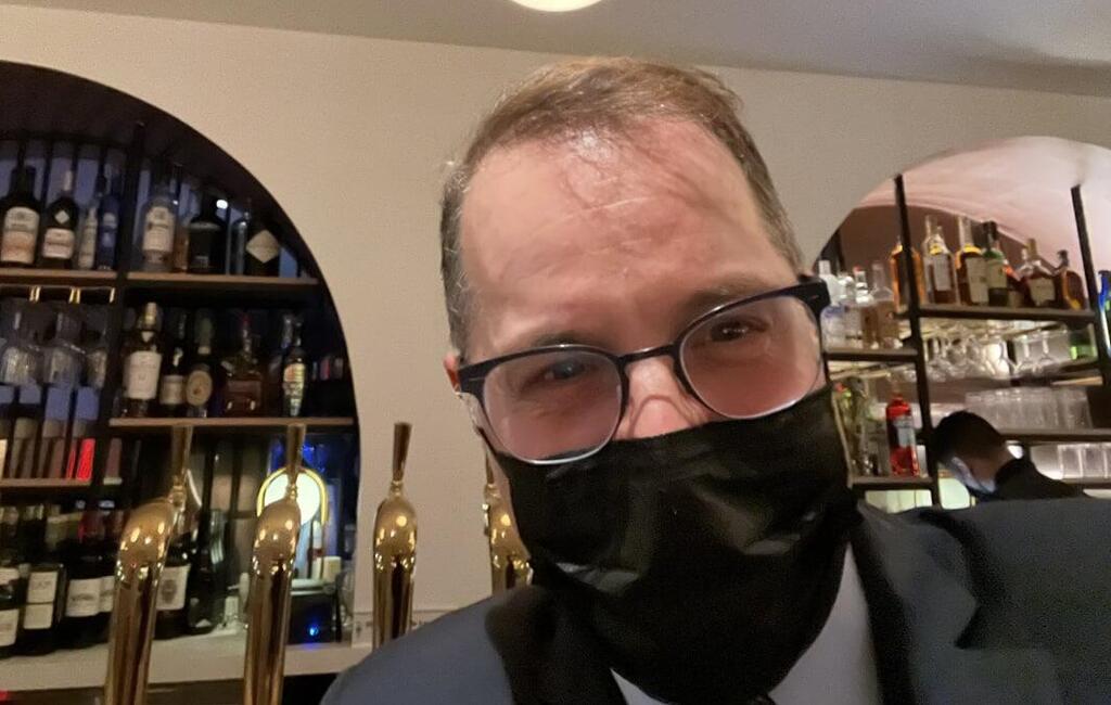 Manhattan Borough President Mark Levine eats at Miriam after anti-Semitic incident (Photo: Twitter) גם מארק לוין הגיע לתמוך במקום