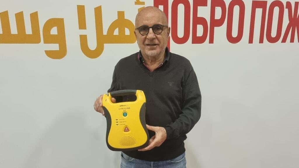 ציון בירי, מנהל האחזקה בפייס ארנה עם הדפיברילטור.