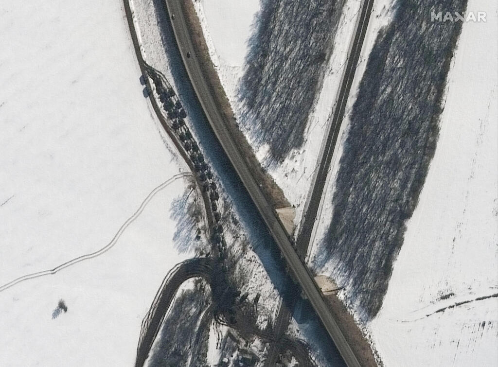 צילום לוויין מקסר שיירה צבאית מדרום ל סולוטי רוסיה ליד גבול אוקראינה ב 20 פברואר