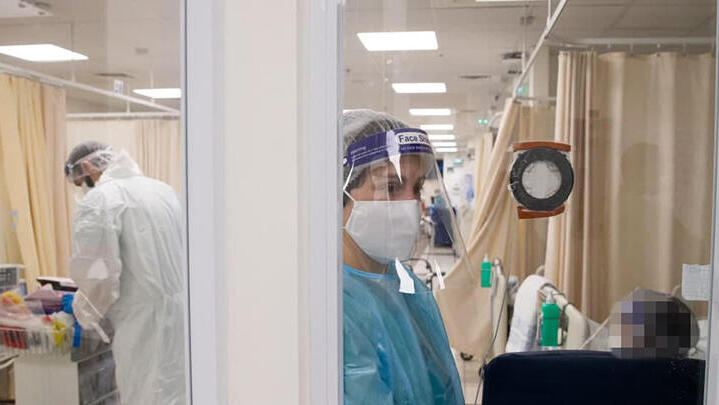 A coronavirus ward at one of Israel's hospitals (Photo: Alex Kolomoisky) מחלקת קורונה