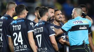 שחקני הפועל חיפה מתווכחים עם ריינשרייבר