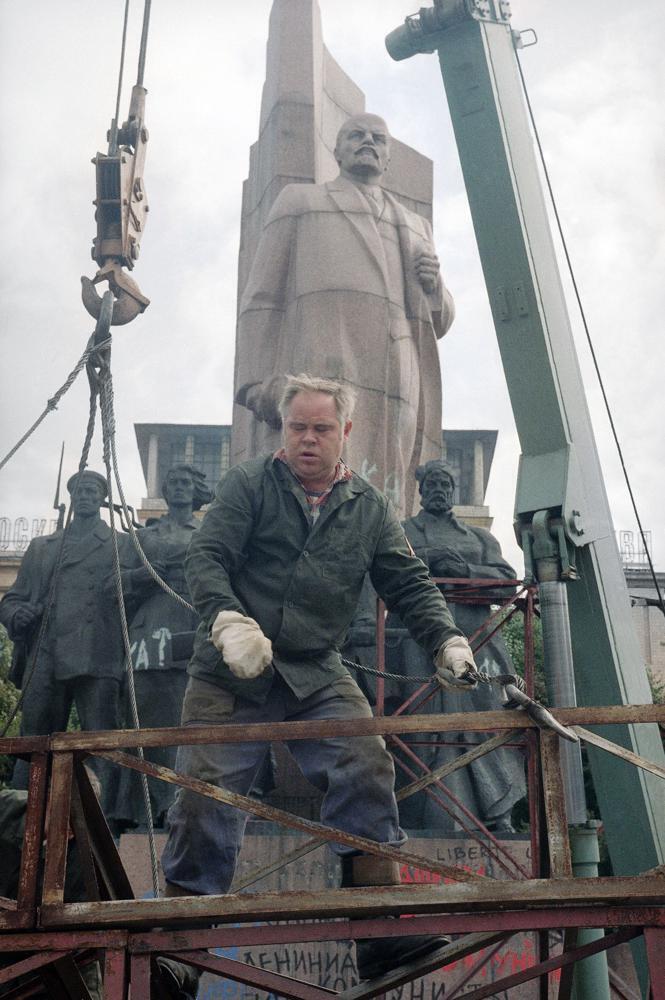  A worker in front of a statue of Lenin prepares for the dismantling of the monument in Kiev on Friday, Aug. 30, 1991. Ukraine moved to create its own army and currency a day earlier after signing an agreement with Russia for a temporary economic and military alliance 