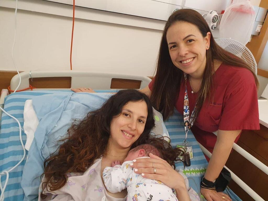 Реут Глубоф с акушеркой Орит Главштейн (Фото: пресс-служба медцентра "Меир") רעות גלופוף אורית גלבשטיין