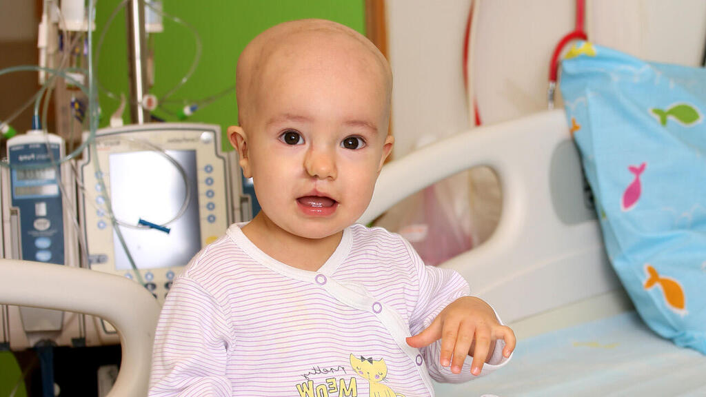 Евочка проходит сеанс химиотерапии в израильской больнице 