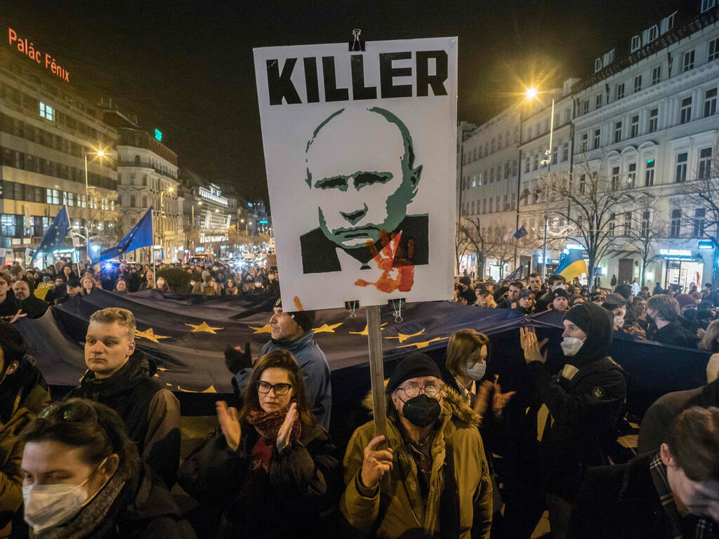 הפגנה נגד נשיא רוסיה ולדימיר פוטין ב פראג צ'כיה בצל חשש מ פלישה ל אוקראינה