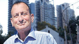 Мэр Тель-Авива Рон Хульдаи на фоне небоскребов (Фото: Амит Шааль, Юваль Хен) Мэр Тель-Авива Рон Хульдаи на фоне небоскребов