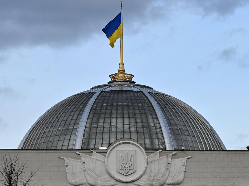 דגל אוקראינה מתנוסס מעל הפרלמנט בקייב
