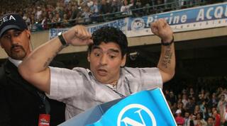 דייגו מראדונה ואוהדי נאפולי בסן פאולו