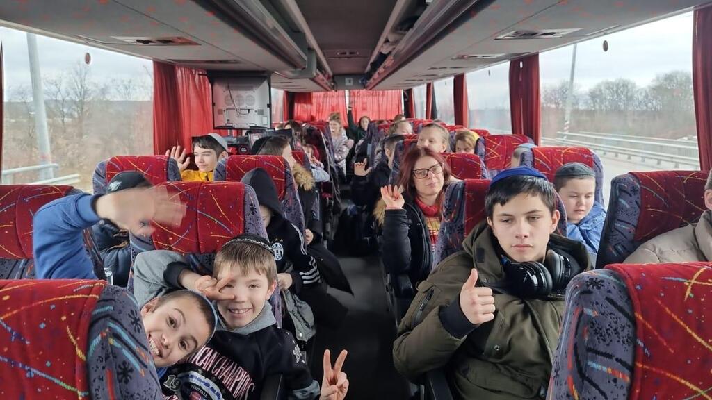 ילדים מבית הילדים של חב"ד בז'יטומיר מפונים לכיוון צ'רנוביץ
