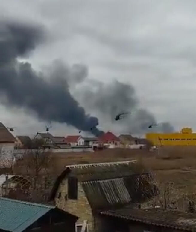 תיעוד שאושר בידי הרשויות באוקראינה: תקיפה רוסית עם מסוקים ליד קייב (צילום: טוויטר) תיעוד שאושר בידי הרשויות באוקראינה: תקיפה רוסית עם מסוקים ליד קייב