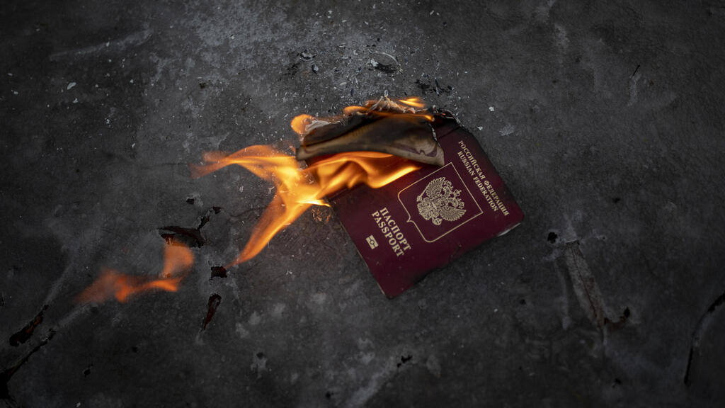 מפגינים שורפים דרכון רוסי בליטא