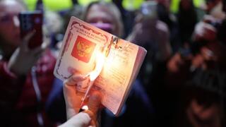 שורפים דרכונים במחאה על התקיפה של רוסיה