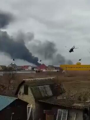 תיעוד שאושר בידי הרשויות באוקראינה: תקיפה רוסית עם מסוקים ליד קייב (צילום: טוויטר) תיעוד שאושר בידי הרשויות באוקראינה: תקיפה רוסית עם מסוקים ליד קייב