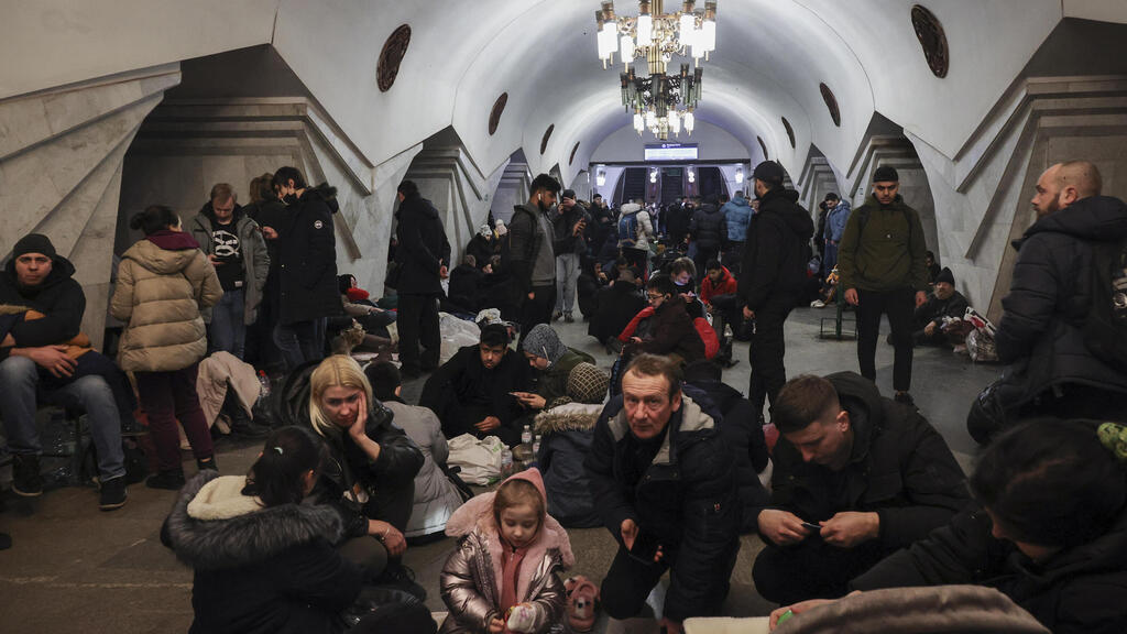 Жители Харькова прячутся от бомбежек на станции метрополитена (Фото: EPA) תושבי חרקוב ב אוקראינה מקלט בתחנת הרכבת התחתית
