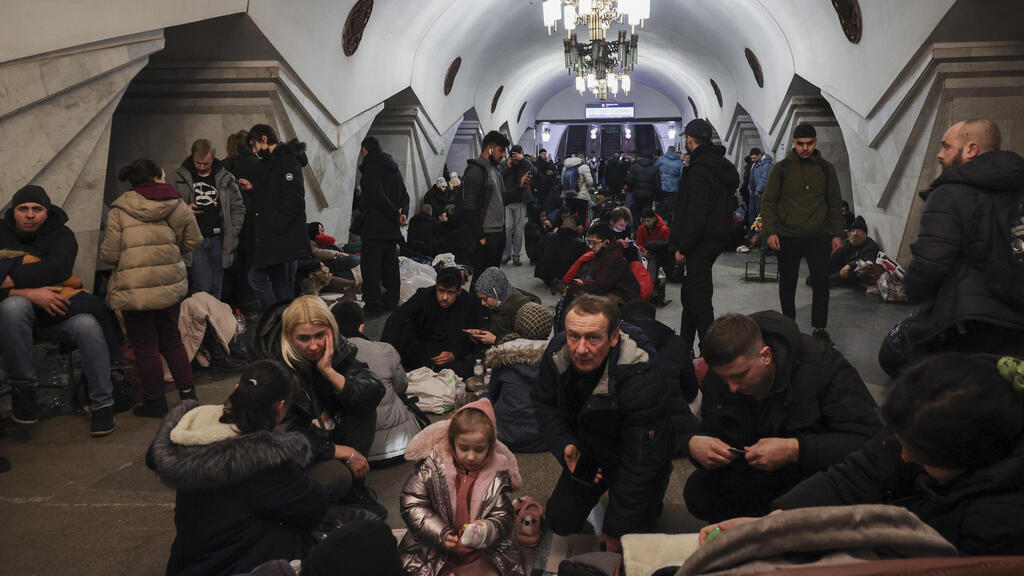 תושבי חרקוב ב אוקראינה מקלט בתחנת הרכבת התחתית