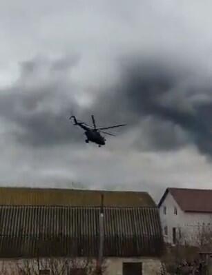 תיעוד שאושר בידי הרשויות באוקראינה: תקיפה רוסית עם מסוקים ליד קייב (צילום: טוויטר) תיעוד שאושר בידי הרשויות באוקראינה: תקיפה רוסית עם מסוקים ליד קייב