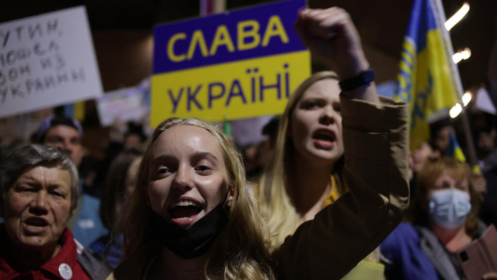 Protesters demonstrating against the Russian invasion of Ukraine in Tel Aviv (Photo: Tal Shahar) הפגנה בתל אביב במחאה על התקיפה של רוסיה באוקראינה