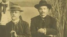 Mordechai Ben-Ami (L) and Hayim Nachman Bialik, (Photo: Israel National Library) גדולי הספרות היהודית והעברית באודסה, אוקראינה. מימין: חיים נחמן ביאליק, מ. בן-עמי, שלום עליכם ומנדלי מוכר ספרים